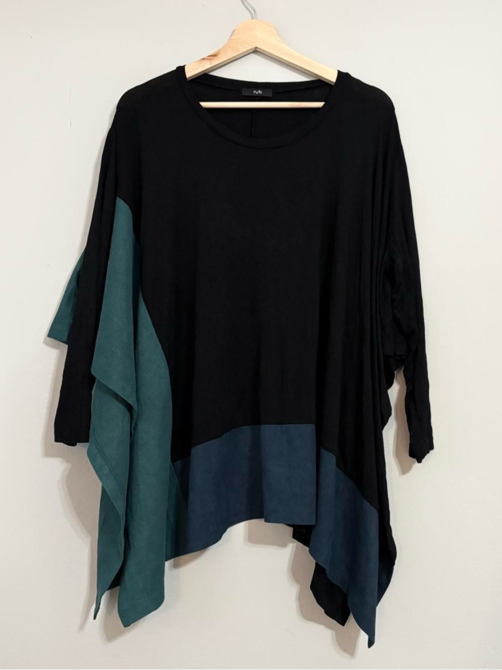 RUTI Boxy Color Block Flowy Long Sleeve Blouse.